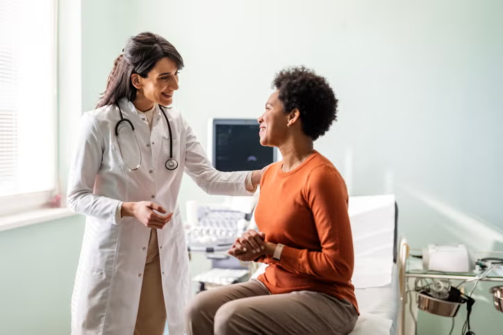 Profesional de la salud con paciente